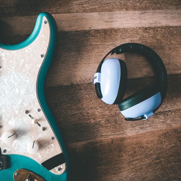 Blauwe elektrische gitaar en blauwe koptelefoon
